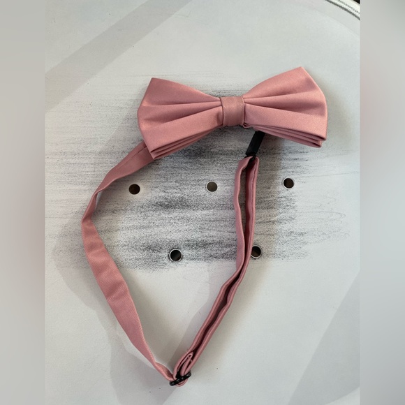 Mens light pink bow pre-tied bow tie. gently used - Picture 3 of 5